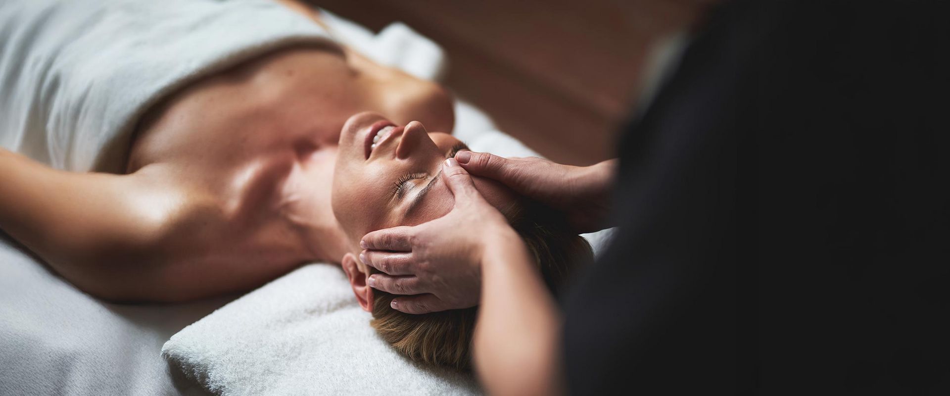 Eine Frau genießt eine entspannende Gesichtsbehandlung in einem Kosmetikstudio.