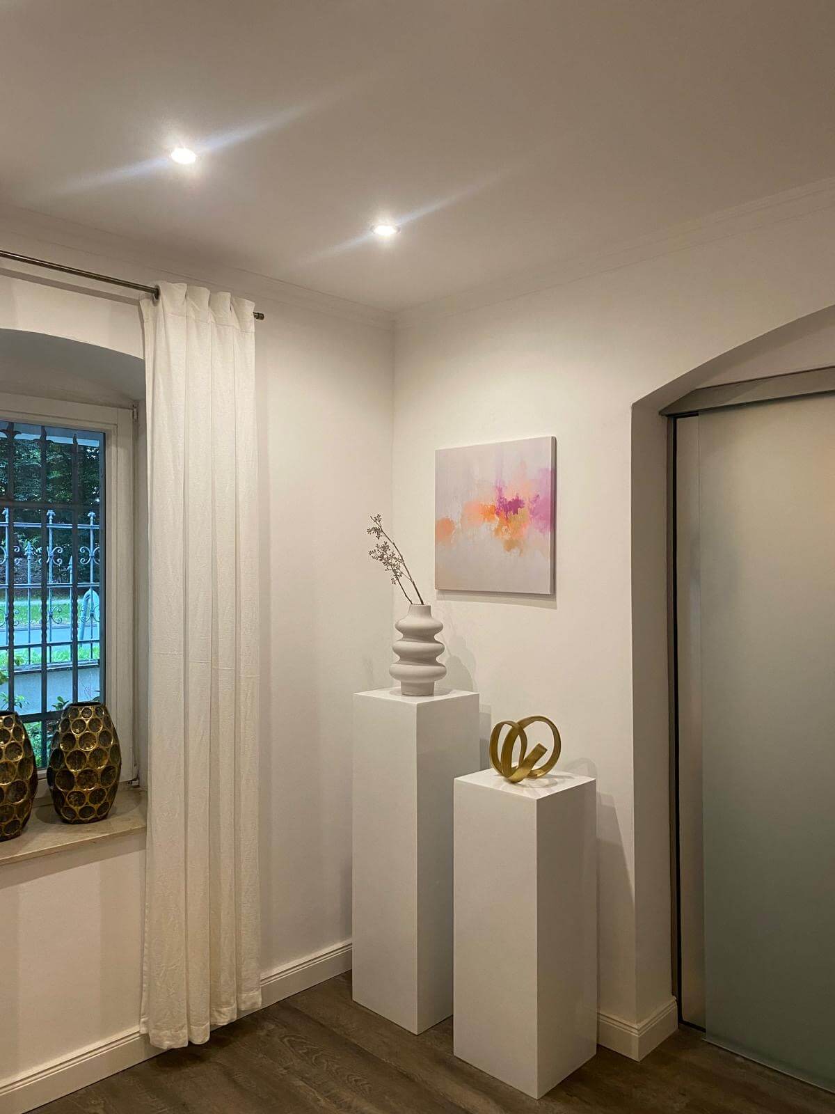 Ein elegantes Kosmetikstudio mit moderner Dekoration und sanfter Beleuchtung schafft eine entspannende Atmosphäre.