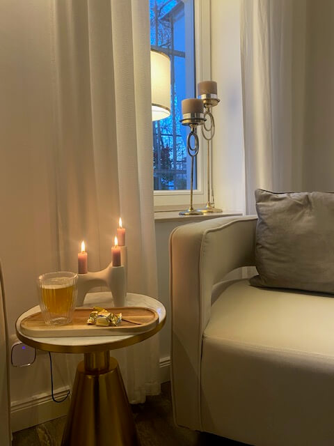 Ein gemütlicher Sessel im Kosmetikstudio lädt mit Kerzenlicht und Tee zu entspannenden Babor-Behandlungen ein.