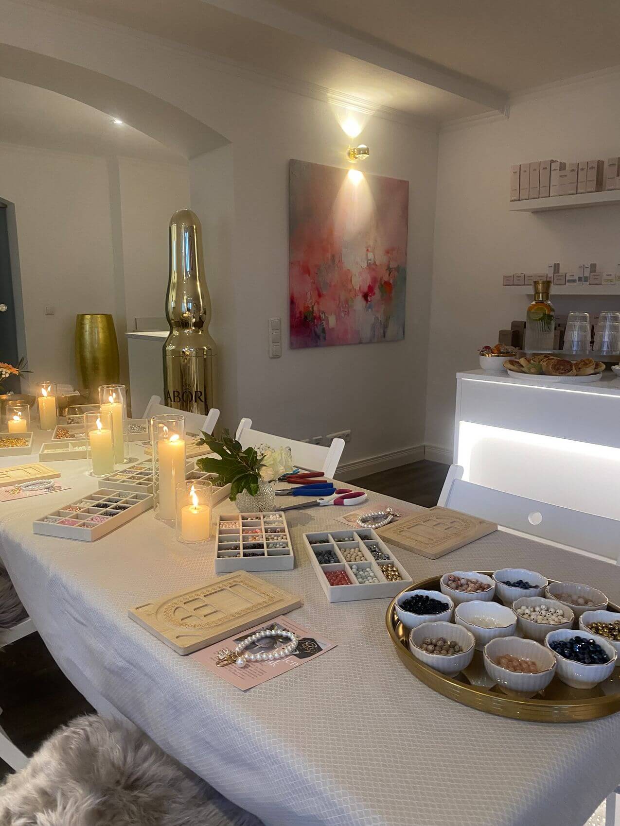 Ein einladendes Kosmetikstudio mit dekorativen Materialien und Produkten von Babor, perfekt für kreative Anwendungen.