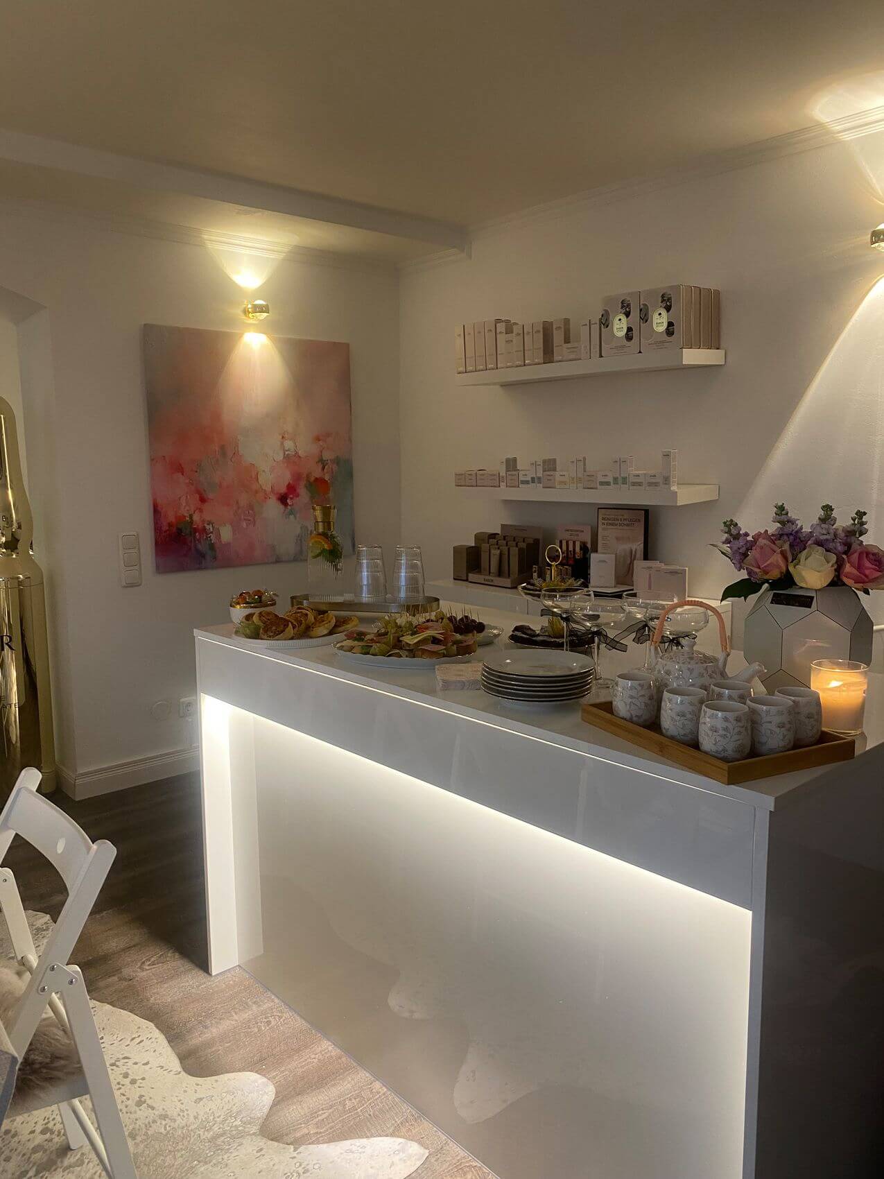 Ein stilvolles Kosmetikstudio präsentiert Babor-Produkte, umgeben von Snacks und einer einladenden Atmosphäre.