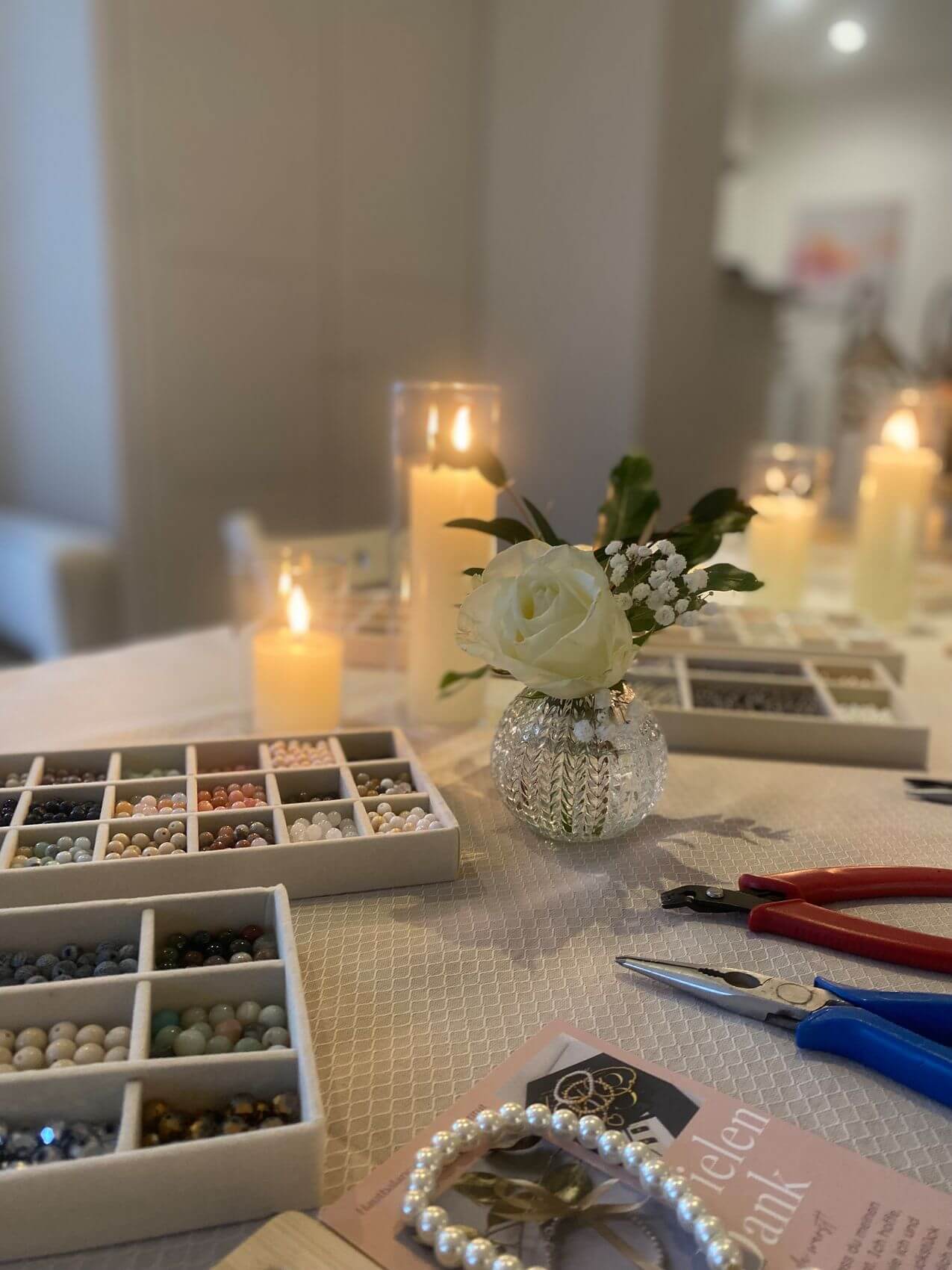 Ein stilvolles Kosmetikstudio mit Perlen und Kerzen schafft eine entspannende Atmosphäre für Schönheit und Pflege.