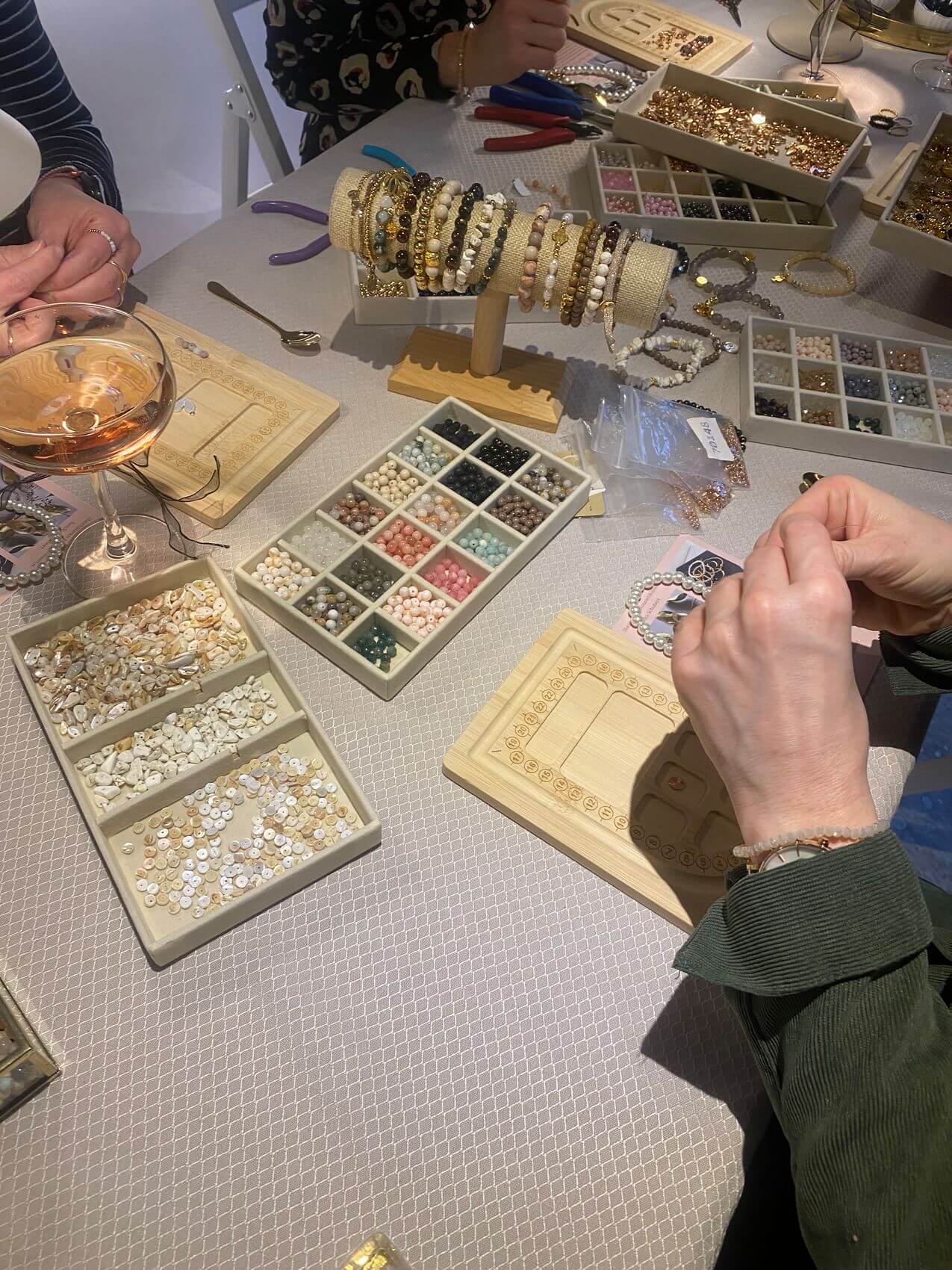 Bei einem kreativen Workshop im Kosmetikstudio werden bunte Perlen und Schmuckstücke liebevoll gestaltet und präsentiert.